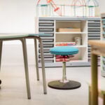 De Steady kruk: Een ergonomisch meesterwerk voor comfortabel zitten en staan.