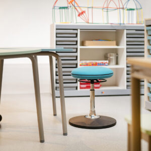 De Steady kruk: Een ergonomisch meesterwerk voor comfortabel zitten en staan.
