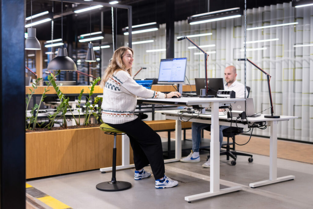 De Steady Kruk van Buur, een ergonomische zit-sta kruk met strak design en comfortabele ondersteuning.