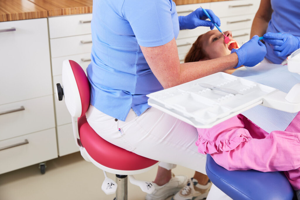 Detailfoto van Score apical tandartskruk in gebruik in tandartspraktijk